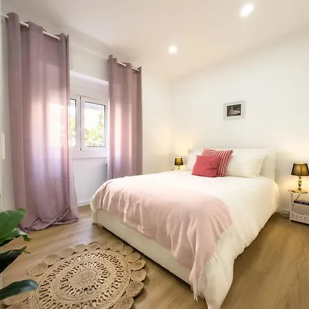 River 2-bedroom With Terrace In Alcantara *